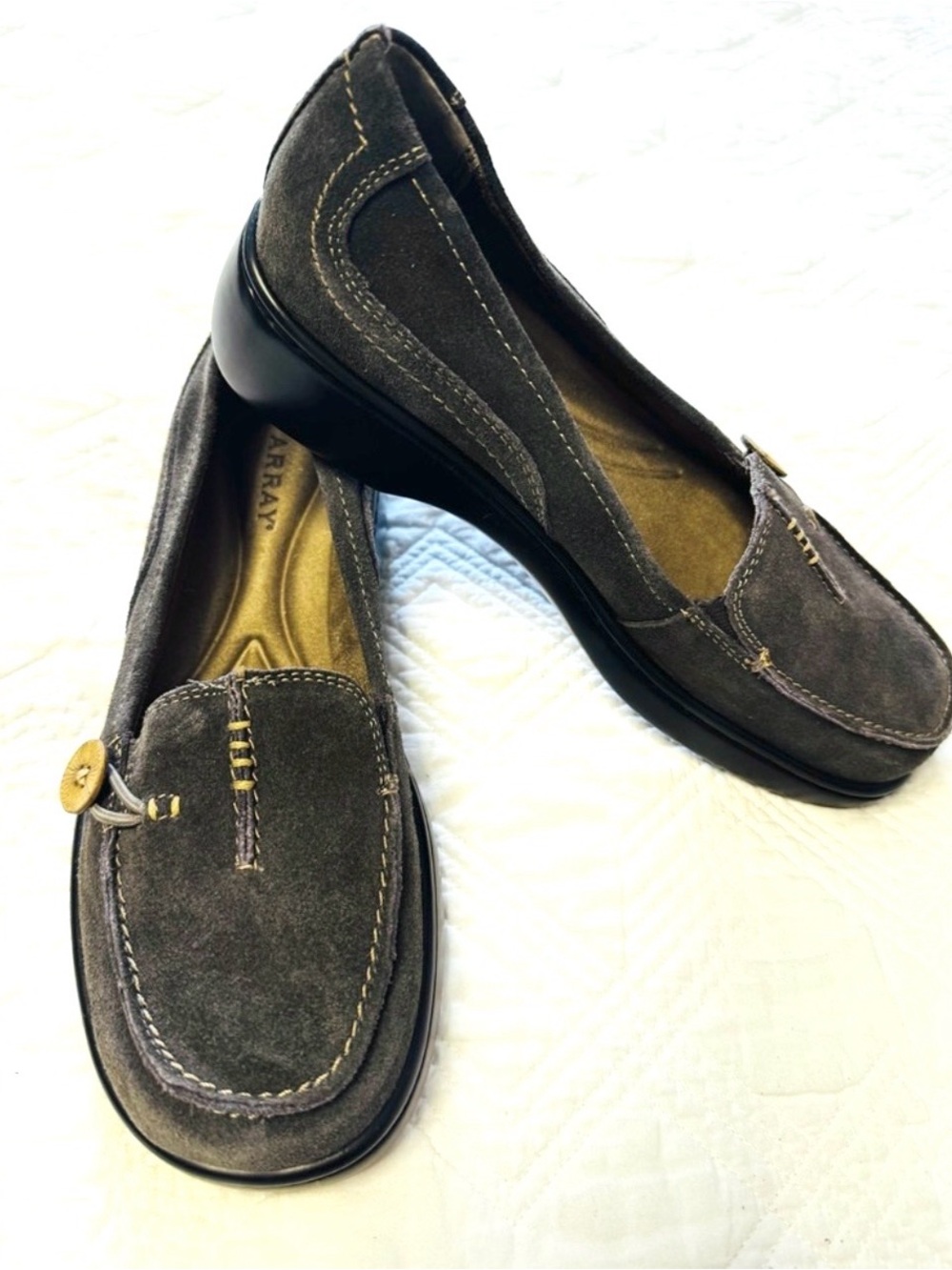 Array NWOT Women’s Gray Top Stitch Button Detail Slip In Loafers Size 8W